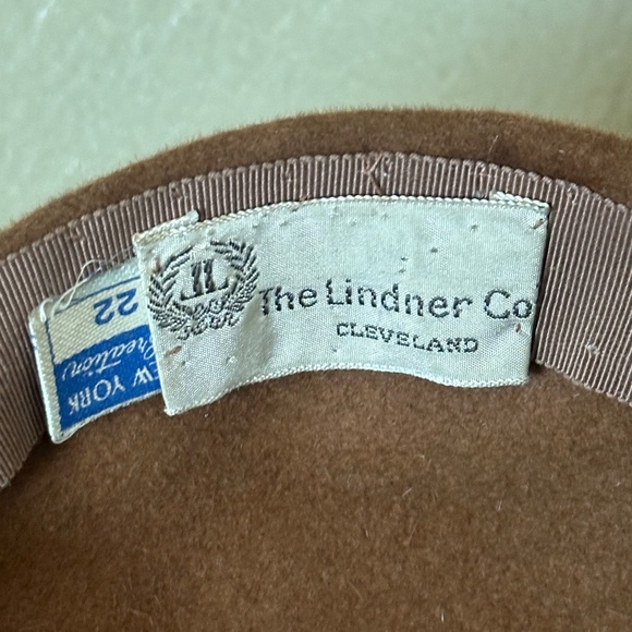 FASHIONABLE 1950s' RUSTY BROWN VELOUR FELT HAT + BOW + CURLY FEATHERS - Picture 12 of 12